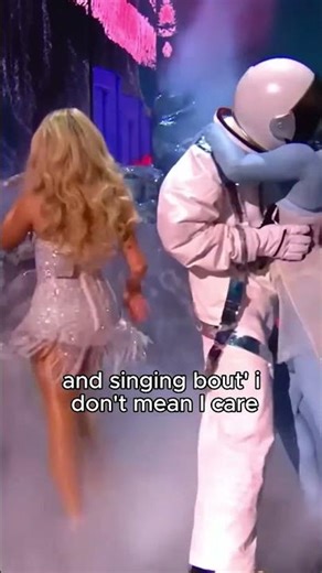 Sabrina Carpenter Kisses an ALIEN On Stage While Singing ‘Taste’ 👽💋🔥