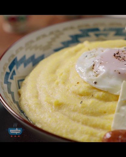 Mamaliga cremoasa, o reteta simpla si delicioasa de mamaliga pe care toata familia o va adora. Se face repede si usor, e gustoasa si o puteti servi cu orice va place. Neaparat s-o incercati si voi!