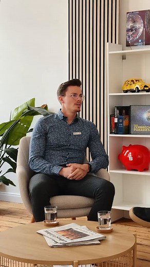 💬 „Wie spare ich richtig? Und wie lege ich mein Geld sinnvoll an?“ Individualkundenberater Leon Böttcher erklärt, worauf es beim Sparen und Anlegen wirklich ankommt – und welche Fehler du vermeiden solltest. ⁉️ Du willst mehr über Geldanlage, Vermögensaufbau und finanzielle Sicherheit wissen? 👉 Dann klick jetzt auf den Link in unserer Bio! | LzO meine Sparkasse
