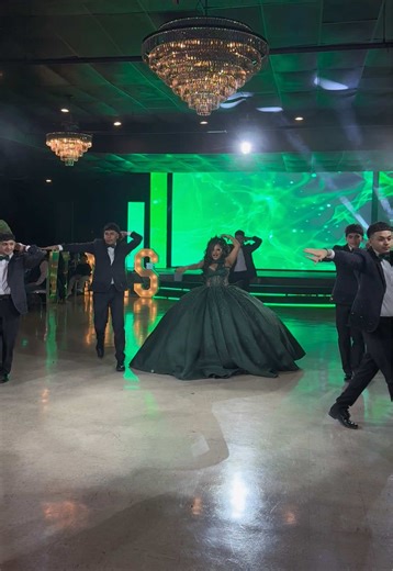 Elegant Quinceañera Waltz with Chambelanes