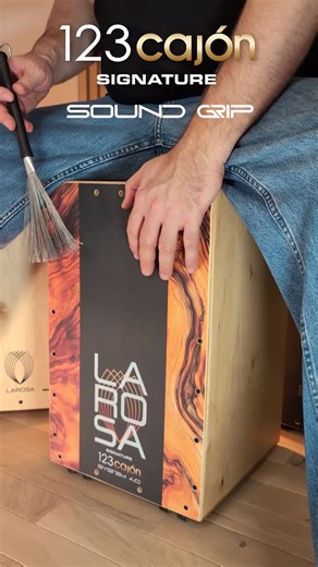 Probando la textura SOUND GRIP con escobillas 👀🥁 Una de las cosas que más me gusta de este cajón signature de 123cajón, creado junto a @La Rosa Percusión , es cómo responde cuando empiezas a explorar otras herramientas y otras dinámicas. La textura SOUND GRIP está pensada justamente para eso: más control, más definición y una respuesta muy natural cuando trabajas con escobillas. El resultado… grooves suaves, con mucha textura y un carácter muy musical ✨ Seguimos explorando todas las posibilida