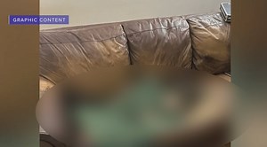 Forense quiere que se muestren fotografías gráficas de una mujer ‘derretida’ en un sofá