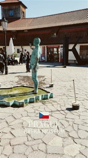 🇨🇿The Strangest Statue ‘Peeing Statues’in Prague?! 😂#Prague#KafkaMuseum#CzechRepublic