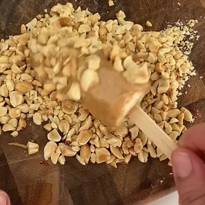 8.9K views · 83 reactions | These Snickers Style Frozen Chocolate Covered Bananas are the perfect frozen treat! Chocolate covered bananas are coated in creamy peanut butter and crushed peanuts and dipped in chocolate and frozen to perfection. A treat you cannot miss: https://lexiscleankitchen.com/frozen-chocolate-covered-bananas/ | Lexi's Clean Kitchen | Facebook