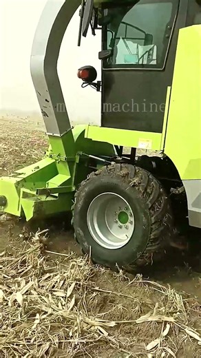 The self-propelled straw harvester can harvest pellets while moving around in the field.