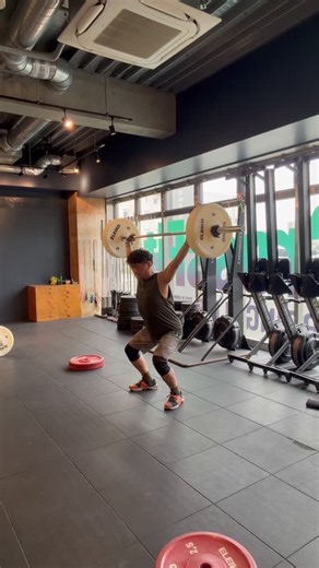 成長期おじさん🛵 on Instagram: "2026/01/28 CrossFit Alcedo [OpenGYM] Satoshi lifting Power Snatch Split Jark WOD legend_classic_ Test 2 00:00~03:00 500m Row 1:55 3:00~8:00 Max Weight Power Clean 73✖️ 73✖️60○ 73○ 8:00~11:00 30 Hang Clean&Jerk 43kg 11:00~16:00 Max Cal Row 77cal 久しぶりのサトシ、リフティング あやかさんと軽めでシッカリ基礎練 途中からマーサさんも参戦💪 サトシ先生あざました！ WOD Legend_classic_ Test 2 Max Power Cleanは、ちゃんと刻めば出来た笑 Hang Clean&Jerkが思いのほかキツく30回終わらず😅途中から1by1 でも20回でタイムアップ ラストの5分ローとか辛過ぎて笑笑 結果キツかったけど楽しかった😆 この日は、ずっとB'zメドレーが流れてて良きでした