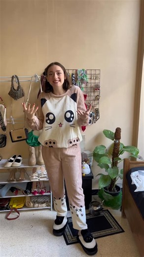 Doaa_hammoud( daily fashion) on Instagram‎: "بس بالله مو طالعة طقم مع الشحاطة充❄️羅"‎