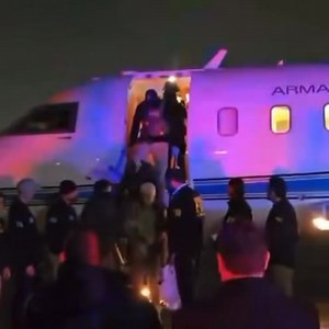 172K views · 2.4K reactions | #ÚLTIMAHORAAsí llegó Rafael Caro Quintero a Nueva York, luego de ser extraditado junto con otros 28 crim1-nales de México. | Expreso RGV | Facebook