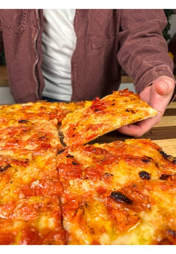 Pizza in teglia coi pomodorini 🍅🍕 Salva la ricetta per non perderla 📼 Oggi vi lascio la mia ricetta per rifare a casa vostra la pizza in teglia, stavolta rispetto a come faccio sempre ho messo subito tutti i condimenti e devo dire che il risultato è stato BONO VERO, voi che ne pensate? 🥰 ✳️ Impasto per 1 teglia 40x30 - 300gr farina 0 con W300 - 240ml acqua - 5gr lievito fresco - 7gr sale - 10ml olio evo ✳️ Parto dalla farina, aggiungo lievito e 180ml dell’acqua totale. Dopo qualche minuto me