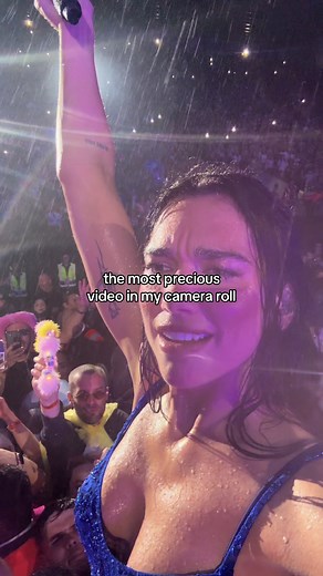 It’s almost been a year since this iconic moment 🥹☔️ #dualipa #radicaloptimism #radicaloptimismtour #betheone #concert @Dua Lipa @Team Dua HQ