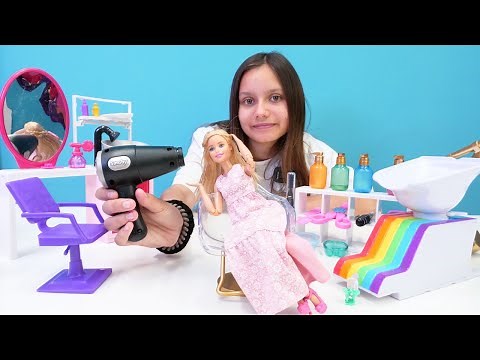 Barbie videoları! Ekin Barbie'nin tuhaf makyajla uğraşıyor! Kızlar için makyaj ve kuaför oyunları