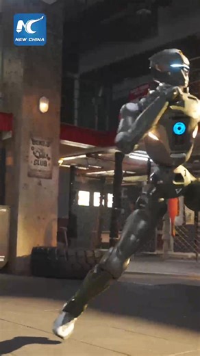 中国のロボットメーカー、深圳市衆擎機器人科技（EngineAI）の人型ロボット「T800」がこのほど発表された。ボクシングジムで正確なパンチを繰り出し、回し蹴りを披露するT800を見てみよう。 | China Xinhua News