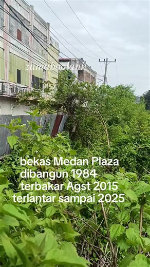 Beginilah kondisi Medan Plaza kini (Des 2025) setelah terbakar Agustus 2015, bak kebun terlantar. Plaza yang dibangun 1984 di Jalan Iskandar Muda ini menjadi history dan sejuta kenangan bagi masy Sumut, khususnya warga kota Medan. Plaza dengan lapangan parkir terluas, beragam aneka pendatang ke sana. Bioskop termurah kota Medan. Dikenal juga dgn buah dan minuman segar lantai I. Juga muda-mudinya yang profesinya juga beragam serba jadi. Penumpang untuk angkot, beca dari plaza ini padat sampai ten