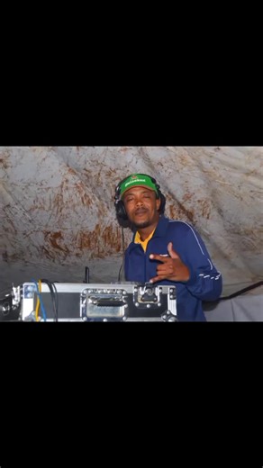 I'm in the mix on Timeline Radio / Timeline Rsa from 16:40 till 17:00 make sure you tune in via www.timelineradio.co.za otherwise let's enjoy each other's company every Friday right here at Timeline Radio from 14:00 to 17:00 the name of the show is Drive Time Avenue 💪🏼🫶🏼 | Deejay Sweetment SA