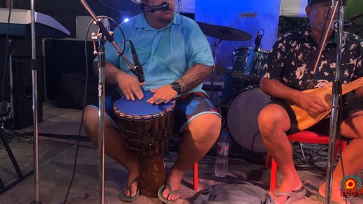 Après relecture ce matin, nous nous sommes aperçus d'un bug informatique dans la vidéo du concert D'Angelo, indépendant de notre volonté. Nouvel essai en espérant que ce soit le bon. Toutes nos excuses | Commune de Uturoa