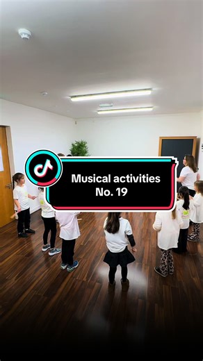 If your child claps his hands, it means that he is listening to music and trying to catch the rhythm, he stops at the given indications and a perfect synchronization is created. 🥁Through these simple exercises, the child trains his attention, memory and control of his own actions. The brain learns to anticipate, to wait, to synchronize. 📚Studies show that rhythmic exercises support language development, because speech has structure, pause and accent. They support working memory, used for words