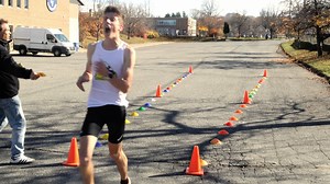 OYEZ! OYEZ! OYEZ! Un moment d’attention pour un bulletin de nouvelles sportives SPÉCIAL et inédit! L’école La Frontalière a été témoin d’un exploit sportif exceptionnel hier matin lors de la course de 4e secondaire. Le dernier record enregistré datait de 1988 accompli par monsieur Réjean Boivin avec un temps de 16 minutes 42 secondes. DANAËL DESBIENS a réussi à le fracasser avec un temps impressionnant de 16 minutes 26 secondes sur une distance de 5.12 km, Danaël établit le nouveau record à batt