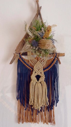 【Y's Garden collaboration series】 250-dryflower dreamcatcher ネイティブ系ドライフラワーを合わせたマクラメドリームキャッチャー＊ ひとつ飾るだけで一気に雰囲気のあるお部屋を演出してくれる一品に仕上げました。 ネイティブ系のお部屋にはもちろん、シンプルなお部屋にも合います。 インパクトのあるドライフラワー。 ポイントで鮮やかな色味が入り堂々とした存在感あり。 ◆使用花材《Y's Garden様》 ・バンクシアコーストの花&葉 ・バンクシアスパイダーマン ・エリンジュウム ・シルバーブルニアの実&葉 ・百合ガラ(漂白) ・ヒカゲノカズラ 組み合わせた流木をベースにしたドリームキャッチャーにに、ボリューム感のあるマクラメ。 高級感のある仕上がりになりました。 ◆SIZE：全長約66㎝（かけ紐除く）・横幅30cm・厚さ15cm弱 ◆COLOR：navy,camel,lightgreen 気に入ってくださった方にお届けしたい、自信作です。 一点もののハンドメイド品をぜひ。 －－－－－－－－－－－－－－－－－－－－－－－－ story 地