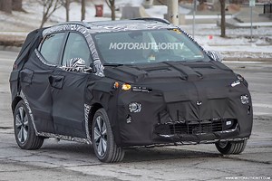 2022 Chevrolet Bolt EUV spy shots and video