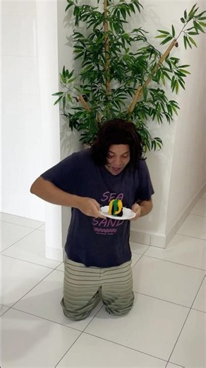 QUANDO SEU IRMÃO MAIS NOVO ACHA SEU BOLO DO BRASIL