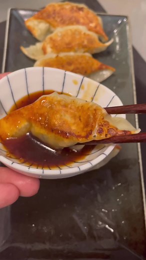 焼肉のタレで食べると旨い焼餃子🥟 ◾️どんなことでもコメントしてもらえると嬉しいです☺️ 【材料】大判サイズ16個分 餃子の皮大判サイズ 16枚 合挽き肉 200g 玉ねぎ 1/4個 ニラ 1/2束 サラダ油 大さじ1 水 大さじ3 塩 小さじ1/2 醤油 小さじ2 ごま油 小さじ2 おろしニンニク 小さじ1/2 焼肉のタレ 適量 #簡単レシピ #レシピ動画 #餃子
