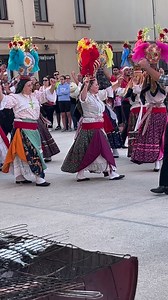 13K views · 271 reactions | Portuguese folk dancing is not easy. It’s even more difficult with a clay pot on your head as these ladies from Rancho das Cantarinhas de Buarcos dance with. Impressive!! | For the Love of Portuguese Food / Milena Rodrigues | Facebook