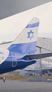 Aircraft painting is a complex and fascinating process. The first step involves thoroughly removing the old paint using specialized materials, exposing the aircraft’s surface and preparing it for a fresh coat. The new paint is then applied in multiple layers, a process that typically takes between 7 to 10 days, depending on the complexity of the livery. The fleet-wide repainting will be carried out gradually, with the first aircraft already landing last week, showcasing its new look. | EL AL