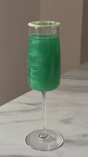 green mimosa 🥂💚 easy st. patricks day drink idea ☘️🌈 #mimosa #greenmimosas #bluecuracao #champagne #prosecco #stpatricksday #stpatricks #stpattysday #greencocktail #cocktail #cocktails #recipe #recipes #drinkrecipes #drinkrecipe #saintpatricksday #stpatricksdaydecor #glitter #edibleglitter #brunch #girlsnight #girlsnightin #cocktailparty #summerdrinks #summerdrink #ireland #irish #irishfood #cocktailrecipes #cocktailrecipe