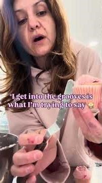 • how to frost a cupcake tutorial-ish 😬😂 • 🧁