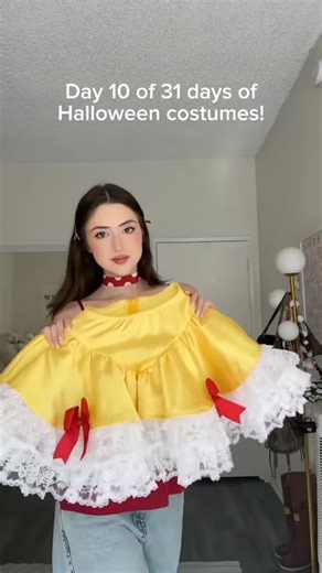 SophiaViva on Instagram: "We LOVE a classic princess costume around here 🍎 SNOW WHITE SAYS HEY AND HAPPY HALLOWEEN #notsophiesilva #halloweencostume #snowwhite #costumeideas #31daysofhalloween Snow White costume ideas"