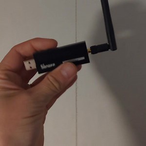 Det gäller att ha koll på sina Zigbee nätverk! Signalstyrkan påverkades starkt av att min gamla zigbee2mqtt med sonoff stickan fått vara igång under tiden jag jagat enheter. Har gjort så får att vara säker på att hitta alla aktiva enheter. När jag nu stängt Zigbee2mqtt på gamla Home Assistant så reagerade enheterna på min nya Zigbee koordinator väldigt bra 🫣 Kolla bilden i kommentaren, den visar hur en av enheterna påverkades 😃 Ska se till att skriva ihop hur jag gick tillväga för att kunna fl