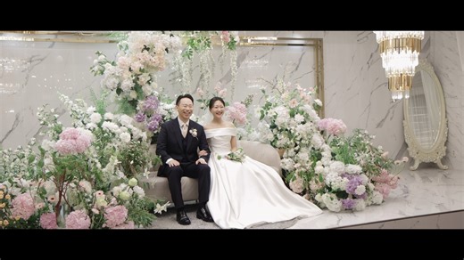 이브닝글로우|결혼영상|본식DVD|웨딩영상|본식영상 on Instagram: "🌸케이터틀 X 이브닝글로우🌸 Venue @kturtle.wedding Video @eveningglow_8 Product #1인1캠 #4K 따뜻한 감성과 섬세한 빛이 머물렀던 케이터틀 웨딩홀💍 이브닝글로우만의 시네마틱 무드로 아름다운 순간을 자연스럽게 담아냈습니다📸 🌿이브닝글로우는 케이터틀 웨딩홀과의 제휴를 통해 더 감각적이고 완성도 있는 웨딩 영상을 선보입니다🥰 케이터틀 본식 영상은 이브닝글로우에 맡겨 주세요💕 🎥 예약문의 및 제휴문의 TEL. 010-4840-9872 홈페이지 또는 카카오톡 플러스친구에 “이브닝글로우”를 검색해주세요🔎"