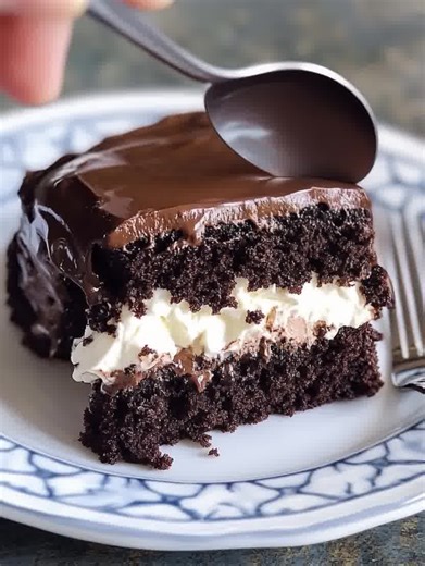 Ding Dong Cake Ingredients: 1 3/4 cup (210g) all-purpose flour 2 cup (400g) granulated sugar 3/4 cup (90g) good unsweetened cocoa powder full recipe in first c.o.m.m.e.n.t 👇👇👇👇 | Amazing Old Recipes