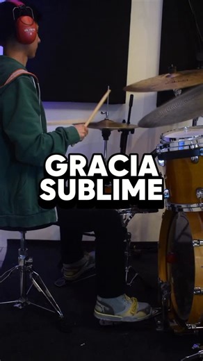 Abdiel De León Díaz on Instagram: "Gracia Sublime TUTORIAL del ritmo (Groove Tutorial) Te explico paso a paso cómo tocar esta canción. En un video anterior explique el verso. Primero practica el ritmo básico en semicorcheas. Después practica solo el Hihat, para hacer el efecto debes subir y bajar el pie izquierdo. Luego practica con el bombo y la caja. #alabanza #worship #drumlessons #drummer"