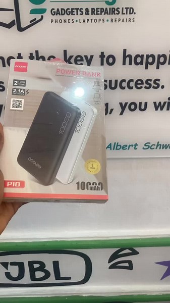 The Poolee power banks come in various capacities and offer a range of features. 1. **Poolee Tiger 30000mAh Powerbank**: - **Capacity**: 30,000mAh - **Fast Charging**: Equipped with 22.5W PD fast charging. - **Ports**: Multiple USB ports, including Type-C input/output and micro input, allowing for the charging of multiple devices simultaneously. - **Additional Features**: Built-in flashlight and robust safety protections [oai_citation:3,Poolee Tiger 30000mAh Powerbank - Affordable Powerbanks at
