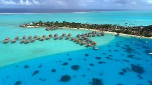 Le Moana est situé entre deux longues plages de sable blanc, à l'ombre d'une splendide plantation de cocotiers. Cet hôtel intime et convivial, situé sur l'île principale, est absolument unique en son genre et dispose d’une plage privée de sable blanc avec un accès direct à l'un des plus beaux lagons du monde. _ _ _ _ _ _ The Moana is inserted between two long white sand beaches in the shade of a splendid plantation of coconut palms. This intimate and friendly hotel, located on the main island, i