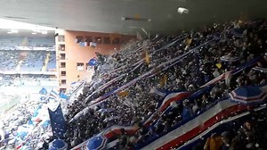 15K views · 603 reactions | Tirantes, faixas, papel picado, guarda chuvas, bandeiras... A torcida da Sampdoria adotou um visual de barra-brava em jogo válido pelo Campeonato Italiano nesse final de semana. Esta festa "à la" América do Sul" foi para a chamar a atenção e arrecadar fundos pra Instituição Gigi Ghirotti, que cuida de pacientes em estado terminal. Belíssima festa e gesto mais belo ainda! | O Canto das Torcidas | Facebook