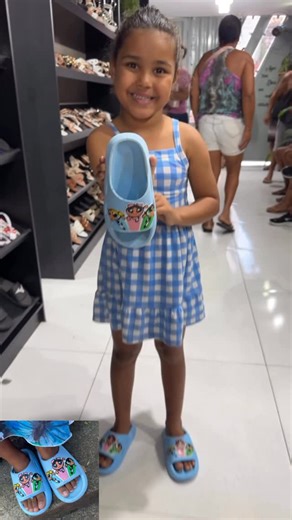 Medinas Calçados on Instagram: "Alice nossa cliente linda amou tanto nossa slide das meninas super poderosas,que já saiu da loja com ela calçada nos pés💙 #shoes #reels #cliente #kids #reelsintagram #insta #videos #reelsintagram #betim #belohorizontemg #contagemmg #novaserrana #novaserranacalçados #calçados #sandalias #sapatos #crianças #kid"