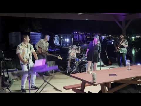 Keyboard Collapses on Beat During Live Performance - 1697731