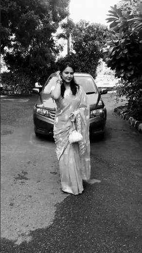 Saree Walk Elegance 🌸✨ | Graceful Saree Walking Style & Poses #sjstore #shivanijaswal