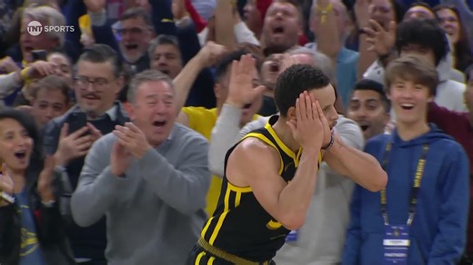 Stephen Curry with the 3-pointer