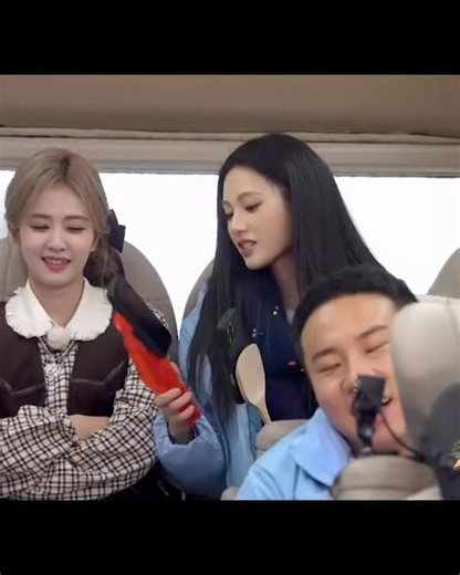 浙江卫视奔跑吧 on Instagram: "#白鹿 解锁拖鞋手机壳的另一种用法，就是“臭味攻击”#范丞丞，也太调皮了～ #奔跑吧 #奔跑吧天路篇"