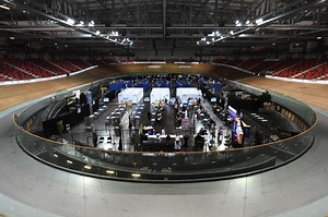 Saint-Quentin-en-Yvelines : la vaccination en nocturne au vélodrome