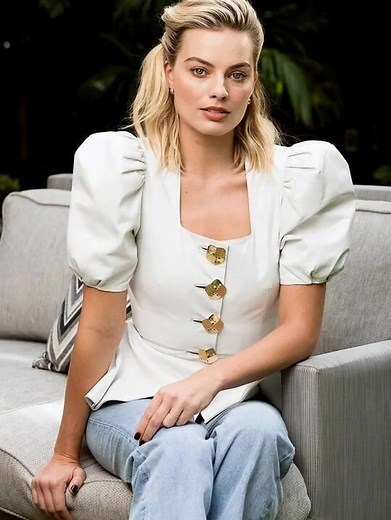 “People can’t stop talking about her swimsuit photos.” The Barbie star’s beach snaps sparked wild debates about her body 🌊👙 See the photos causing all the buzz in the comments 👇 | Moments and More