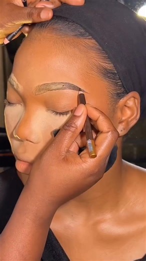 Why Brow Shaping Comes Before Outlining ✨ Perfect brows don’t start with the pencil — they start with the shape. Shaping removes excess hair, defines your natural arch, and creates a clean canvas. When brows are properly shaped, outlining becomes easier, neater, and more precise, giving you that professional, structured finish. Step-by-Step Guide: Shaping with a Razor Outlining with Eye Pencil Step 1: Clean the Brow Area Start with a clean face. Remove makeup and oils so you can clearly see your