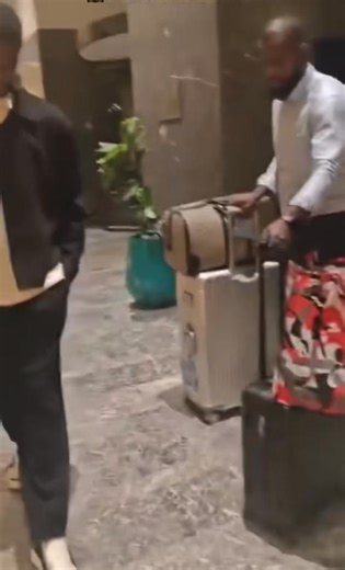 📸 Les images de l’arrivée de Christian Kofane à l’hôtel des Lions à Taghazout. Le buteur camerounais n’a pas manqué de jeter un coup d’œil sur la vitrine du football camerounais (CFOOT), sur son téléphone portable. #CFOOT🇨🇲🦁. 📸 FECAFOOT #UnionSacrée #LeCamerounDabord ———————————————————————— Vous avez été nombreux à nous contacter souhaitant apporter votre soutien à l'équipe de CFOOT au Maroc: Cliquez sur ce lien ou alors scannez le code barre pour le faire 👇 ÉCRIVONS L’HISTOIRE! Le premie