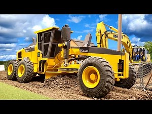 Grading A Road With An RC Motor Grader In 1:16 Scale!