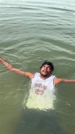 నీటిలో చనిపోయినట్టు యాక్టింగ్ చేస్తే మా ఫ్రెండు నిజంగా చనిపోయానేమో అనుకున్నాడు😯😂..#gym #funny #🙌❤️❤️