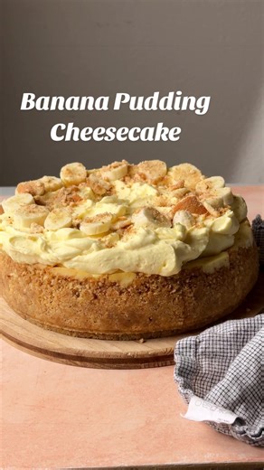 Banana Pudding Cheesecake This a baked cheesecake with a Nilla Wafer crust, banana cheesecake with sliced bananas in the center, topped with whipped vanilla pudding. #bananapudding #bananapuddingcheesecake #bananacheesecake