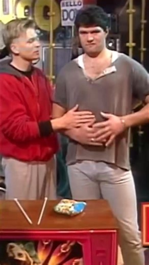 Remembering musician and actor Kevin Smith, who passed away on this day in 2002 💚 Before he became an international ’90s TV icon as Ares on ‘Hercules’, ‘Xena’ and ‘Young Hercules’, Smith was also very good at not taking himself too seriously. Case in point: this glorious moment from kids’ show ‘YaHoo’. Phil Keoghan hands him the ultimate challenge involving knitting needles and cheese rings, and Kevin gives it an absolute red-hot go 🔥 Proof that even a god of war wasn’t safe from some good old